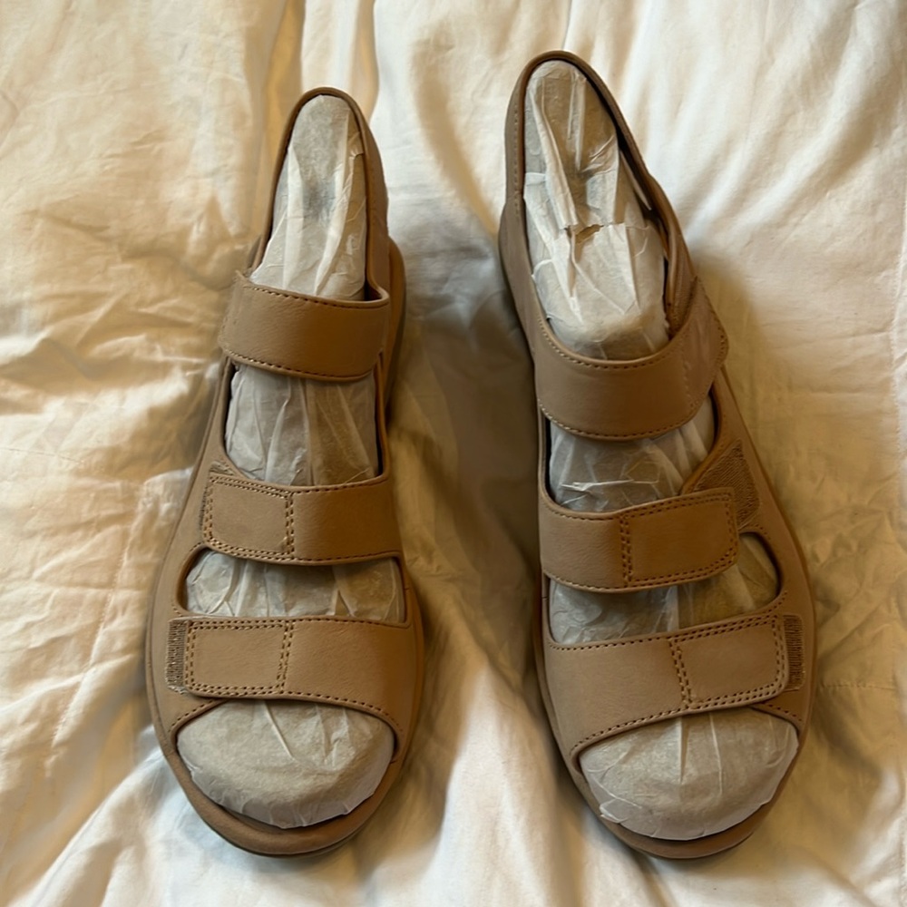 Clarks Reedly Juno Nubuck Comfort Wedge Sandals Cream Size 8.5